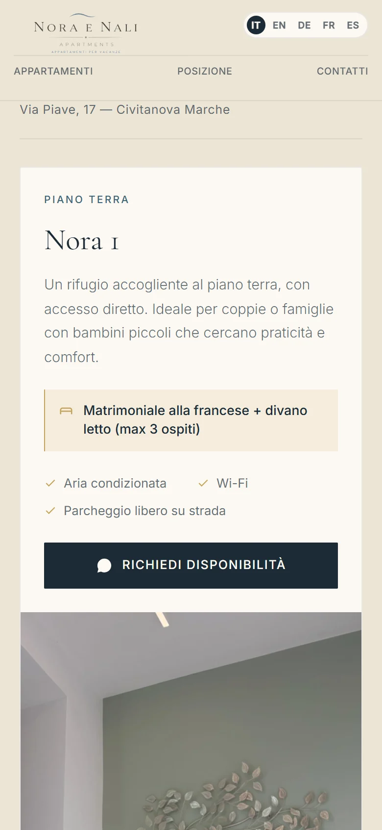 Il sito di Nora e Nali Apartments visto da telefono: scheda dell'appartamento con dettagli e pulsante di richiesta.
